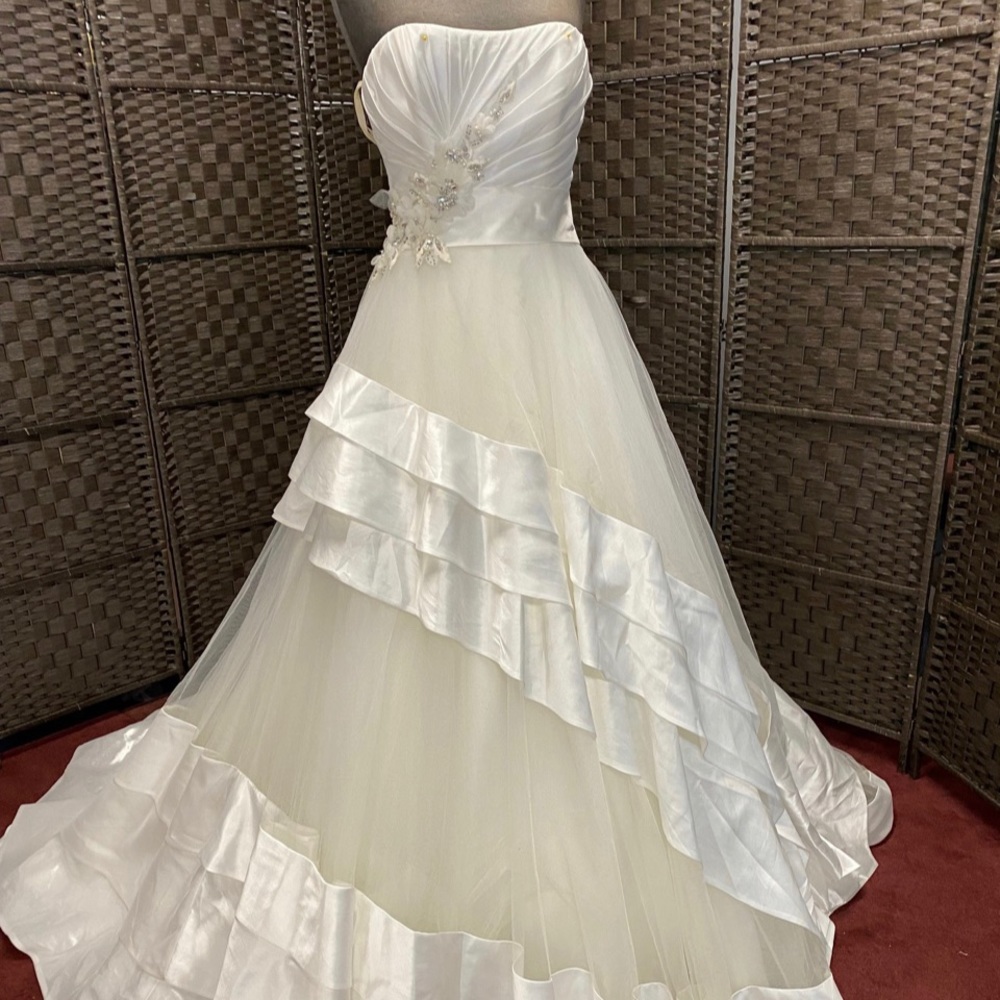 Stunning White Maggie Sottero Store Sample Wedding Dress on Sale !!